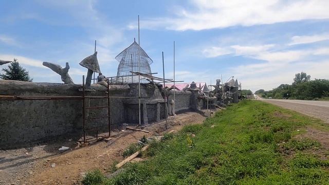 декор  забора. парк.  цветники..