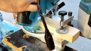 Аккумуляторная торцовочная пила Makita DLS 600 Z (Пила Макита 18 вольт в работе )