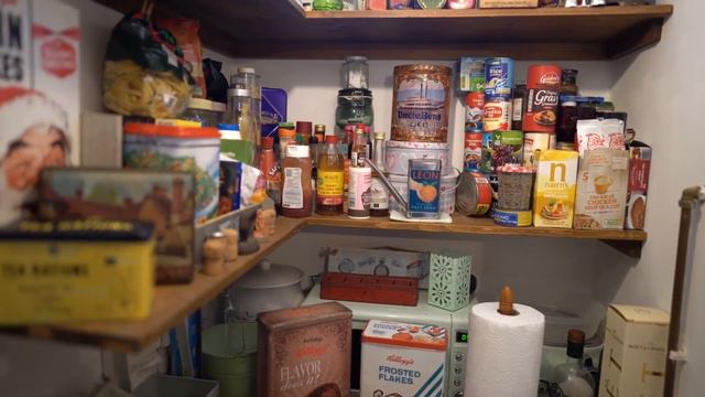 Meet the woman who looks like she's walked straight out the 1940s | SWNS смотреть онлайн