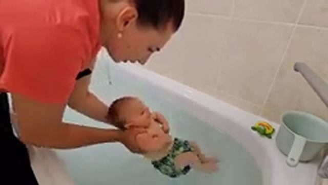 Грудничковое плавание, урок 1. Плавание в домашней ванной. Как научить ребёнка нырять. смотреть онлайн