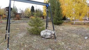 Мобильный козловой кран. Переносим валун на участок.