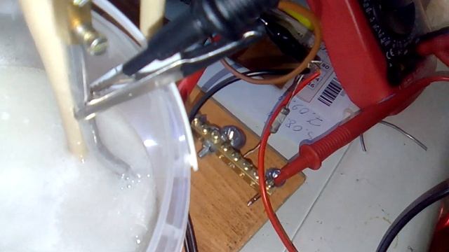 Электролиз Al+Al+H2O+NaCl. Пит 5в. Ток 2а. На электродах 1.3в. Баластный резистор 1 Ом смотреть онлайн