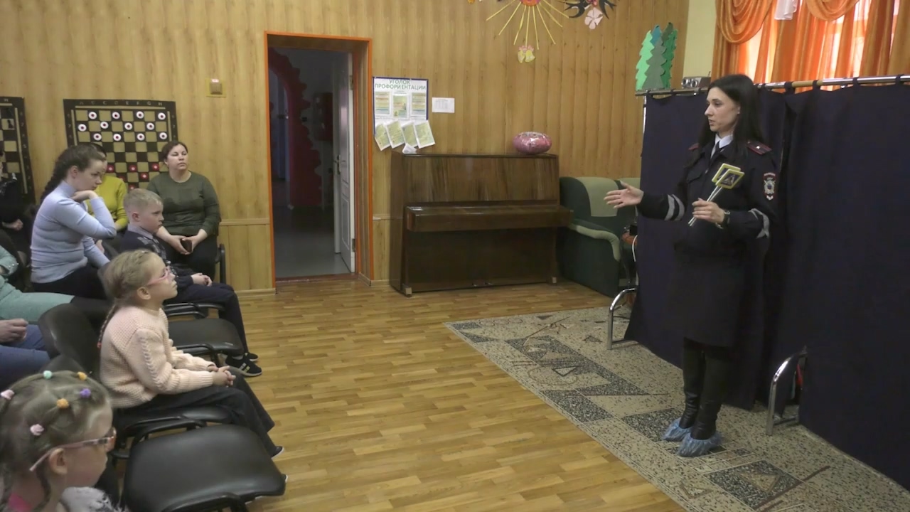 Сотрудники УГИБДД МВД по ЛНР провели беседу с детьми cограниченными возможностями по зрению