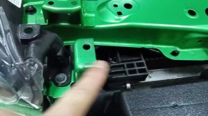 Toyota Sienta 2015 гибрид . Снятие и установка переднего бампера , установка сетки