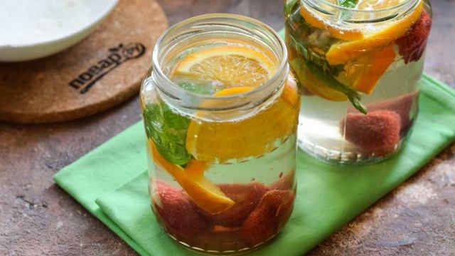 Компот из клубники с мятой и апельсином
