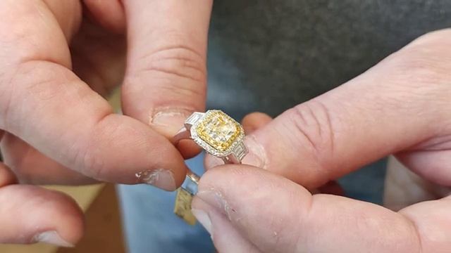Драгоценные камни: витрина лучшего ювелирного магазина Таллинна. Здесь особенные украшения