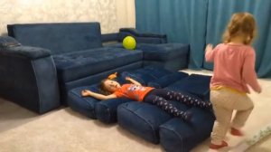 Вика и Ксюша разбушевались! Девочки решили пошалить! Прыжки с дивана!