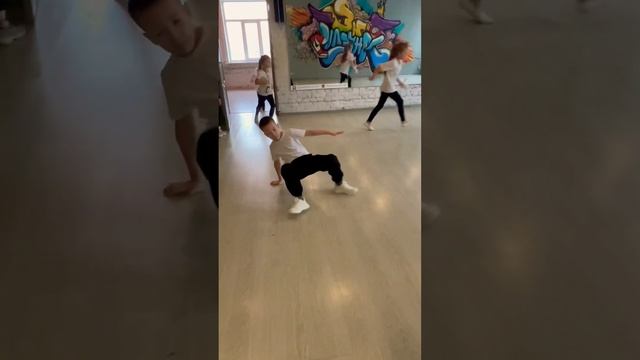 Треню Связку в Брейке #shortvideo #dance #лайк #брейкданс #жиза #рек #мишазлой