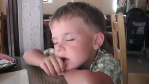 Ребенок ест и спит одновременно