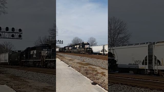 SD40-2 HUGE Blast "rolling into downtown to exchange cars" Norfolk Southern #3280  @rider22