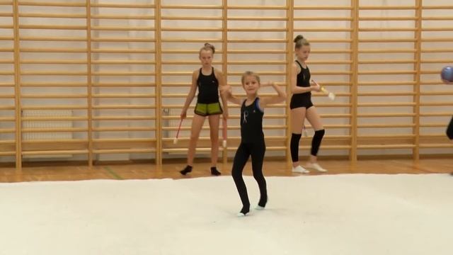 RITMIKUS GIMNASZTIKA – Nagy terveket szövögetnek a dunakeszi kislányok смотреть онлайн