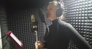 Ведущая, которая поет