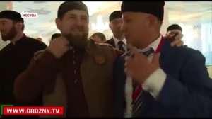 Рамзан Кадыров подарил Волос Пророка Мухаммеда (.)