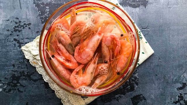 Салат Красное море с креветками и крабовыми палочками