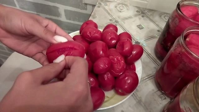 Пальчики оближешь. помидоры в собственном соку. Помидоры, соль, сахар и перец горошек. смотреть онлайн