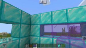 Аня играет в Майнкрафт.