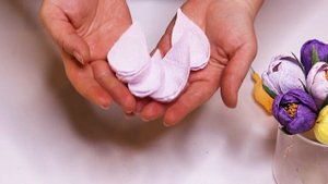 Крокусы из гофрированной бумаги / Цветы к 8 марта / DIY Crocuses made of corrugated paper