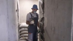 Как убрать со стены старую маслянную краску и штукатурку