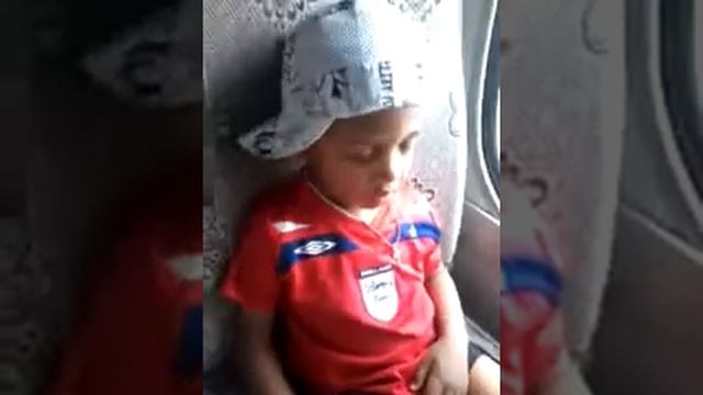 Негритенок борется со сном. смотреть онлайн