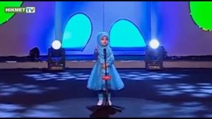 девочка читает Коран, 7 лет