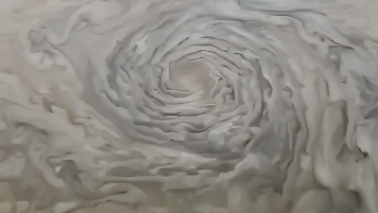 Циклонический шторм в атмосфере Юпитера смотреть онлайн