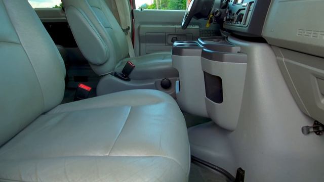 2011 Ford Econoline Wagon E 150 XLT смотреть онлайн