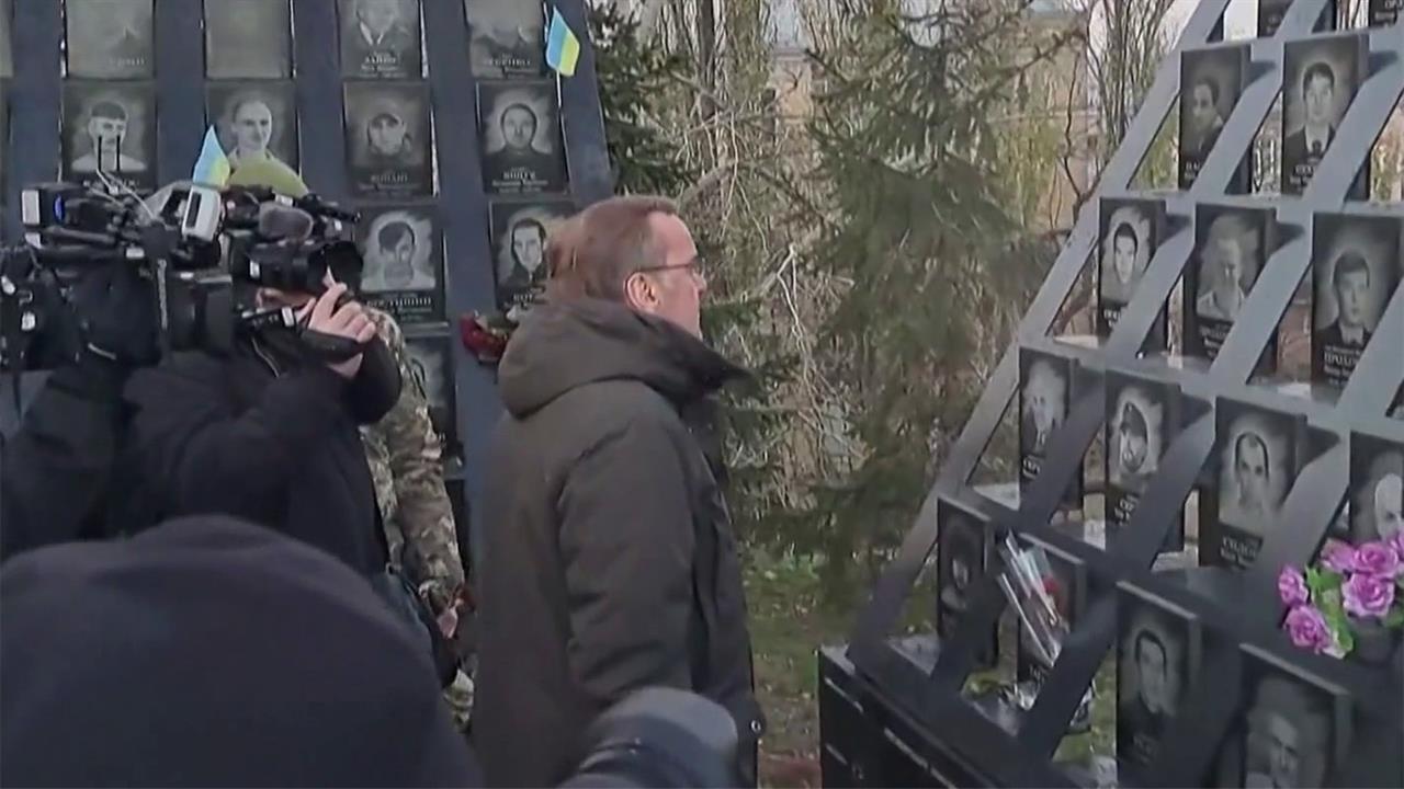 Прибывший в Киев глава Минобороны ФРГ посетил мемориал в память о героях Майдана