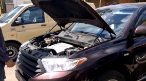 Установка и работа газовых упоров капота на Тойота Хайлендер 2 2010-2013