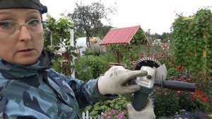Разрезала тротуарную плитку болгаркой.