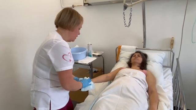 Родственникам пациентов, перенесших инсульт. Мытье рук пациента. смотреть онлайн