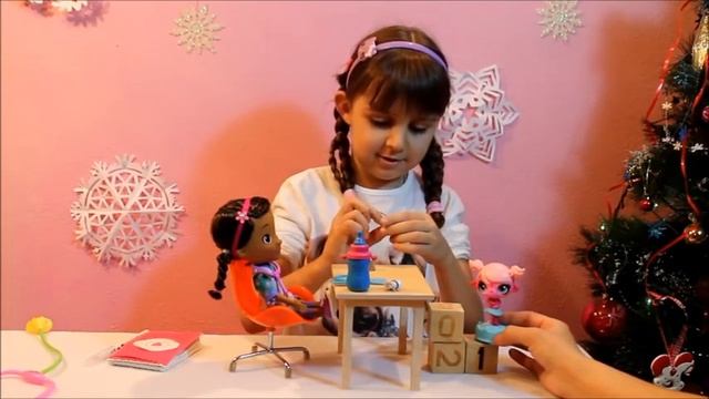 Доктор Плюшева Играем в больницу Лечим кукол Lizatube. смотреть онлайн