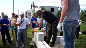 Работа с инструментом для газобетона
