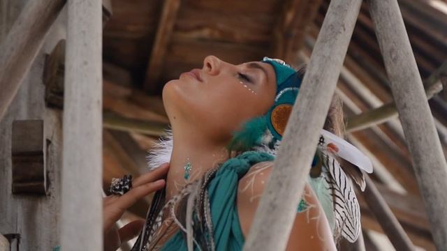 Украшение из перьев от бренда Liluai Tribe. Что одеть на фестиваль?