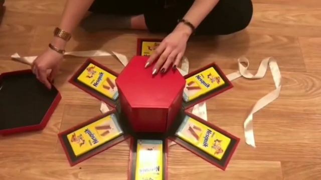 Шикарный подарок девушке на праздник смотреть онлайн