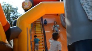 ОГРОМНЫЙ БАТУТ ЭКСКАВАТОР | VLOG БОЛЬШОЙ НАДУВНОЙ БАТУТ