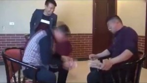 Китайцы играют в бутылку ;)