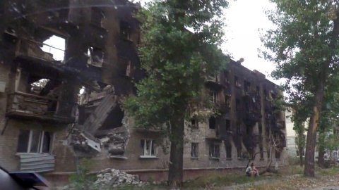 Ожесточенный обстрел с самого утра ведут украинские войска по городам и селам Донбасса
