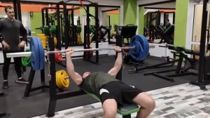 Жим лёжа +100 кг на 6 повторений...