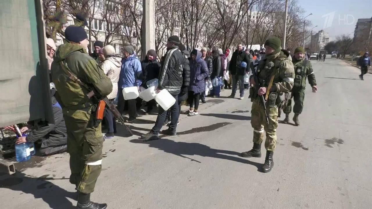 1 1 2023 новости украины. ДНР Мариуполь 2022 марта. Русский солдат Мариуполь. Издевательства Украина Азов.