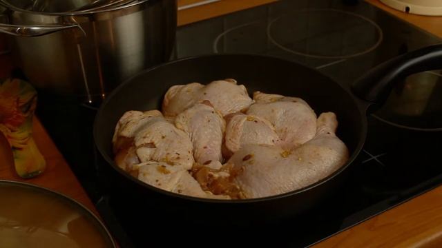 куриные окорочка жареные на сковороде. Пальчики оближешь