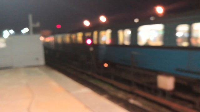 Старое видео. Отправление состава из вагонов типа Еж3/Ем508Т со станции Выхино смотреть онлайн