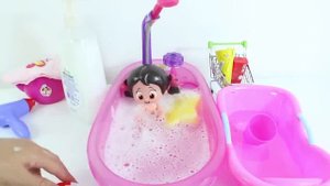 Niloya Oyuncak Küvetinde Yıkanıyor Kinder Joy Yumurta Toybox Cornet Açıyor Surprize Eggs