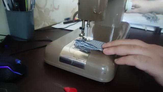 Швейная машина Ржев с ручным приводом.  Шьём 8 слоев, штопаем на скорости.