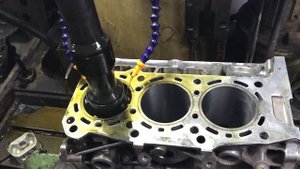 Хонингование цилиндров V образного блока.