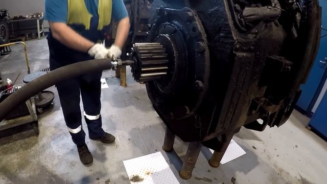 КАК СНИМАЮТ ШЕСТЕРНИ С ТЕПЛОВОЗНЫХ ЭЛЕКТРОДВИГАТЕЛЕЙ! смотреть онлайн