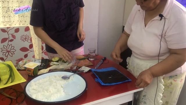 TÜRK USULÜ SUŞİ ANNE ELİYLE - Как приготовить суши в Турции #СУШИ #SUŞİ #EVYAPIMIYEMEKLER #TÜRKSUŞİ смотреть онлайн