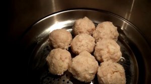 Рыбные тефтели с рисом, сырная лепешка на сковороде (рецепт в описании)