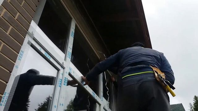Как правильно приклеить элемент примыкания с сеткой на верхнюю часть окна