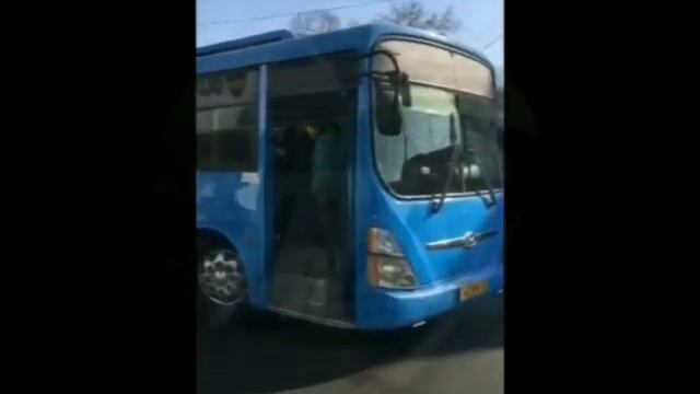 Бабушка ругается с водителем автобуса. Владивосток смотреть онлайн