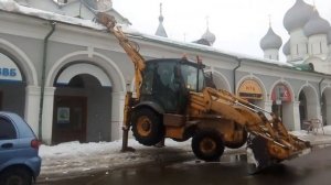 Юмор трактор ковшом убирает снег с крыши дома